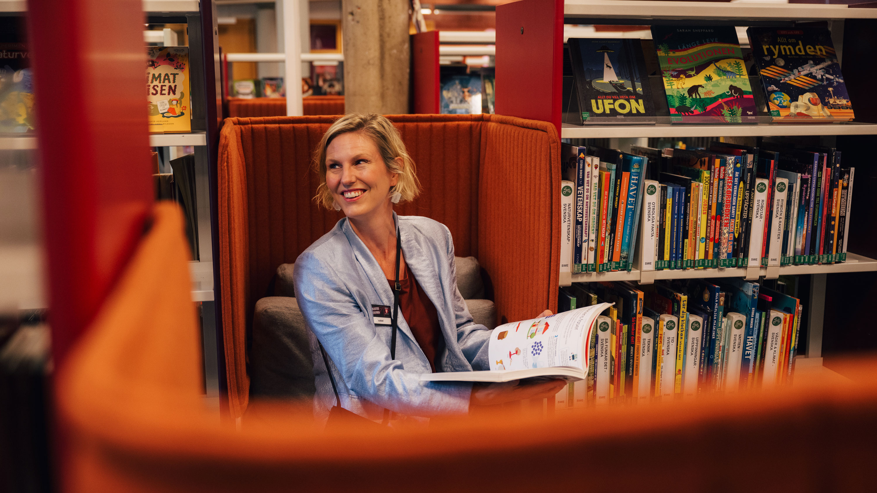 bibliotekarie Isabel Hallunda bibliotek.jpg