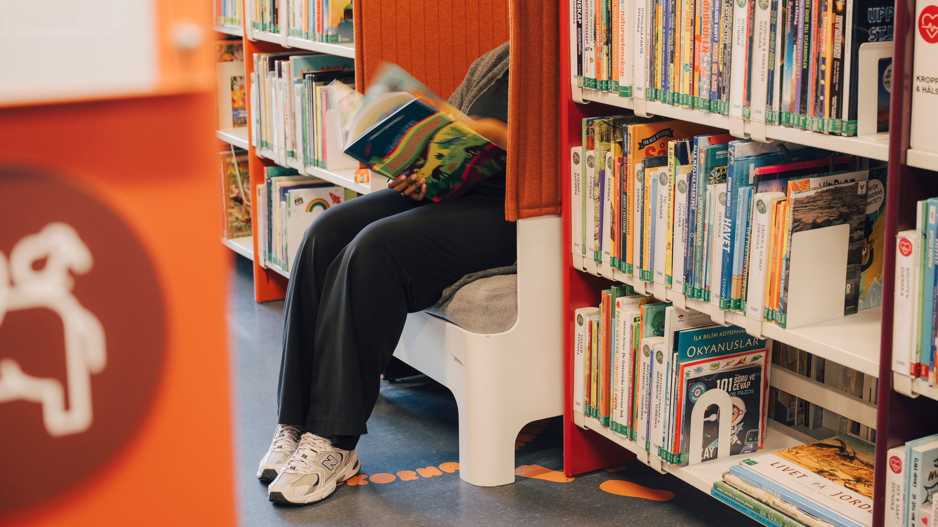 Unga-på-biblioteket-i-Hallunda.jpg