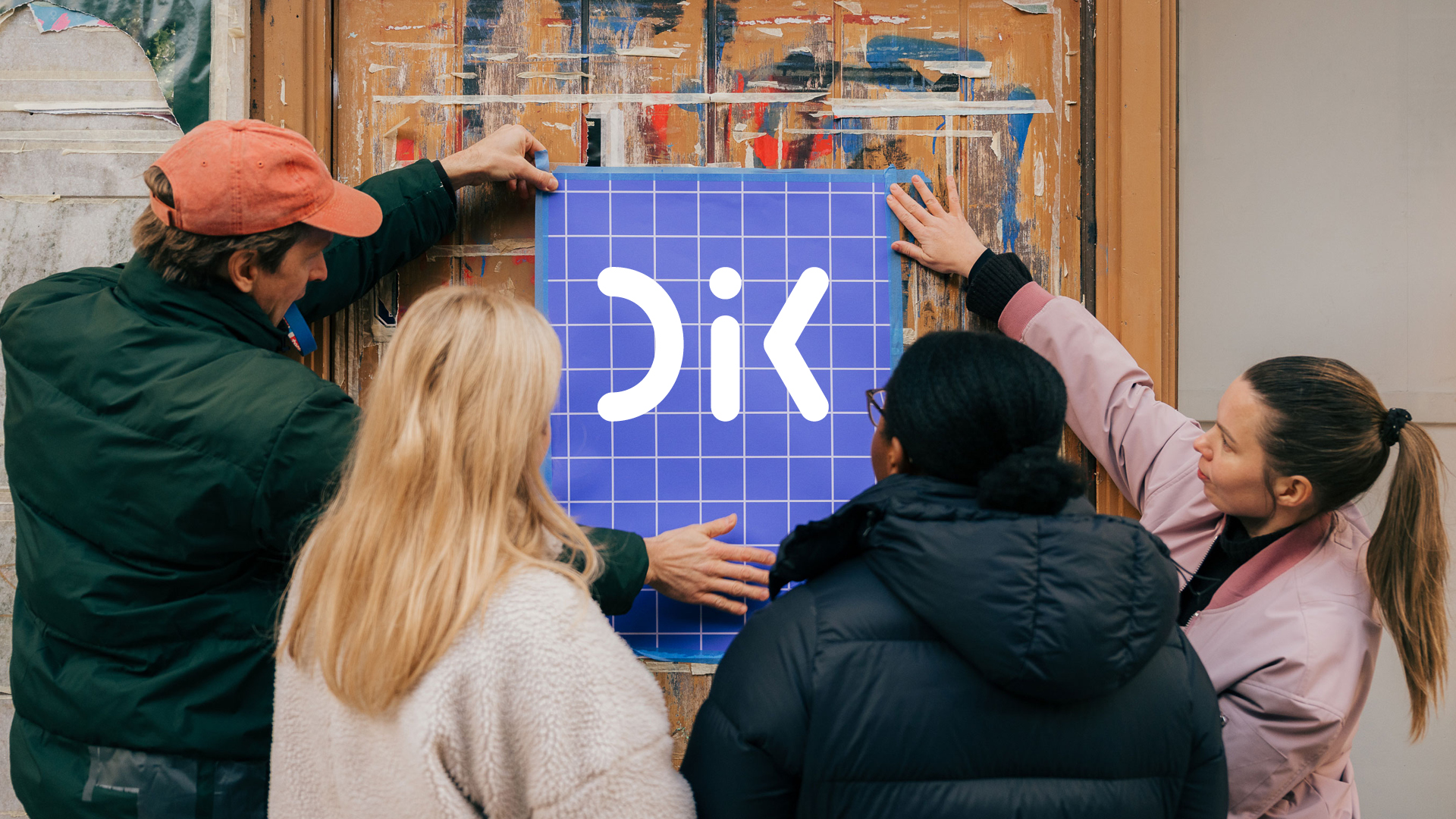 Fyra personer vid en affisch-komunikationskampanj.jpg