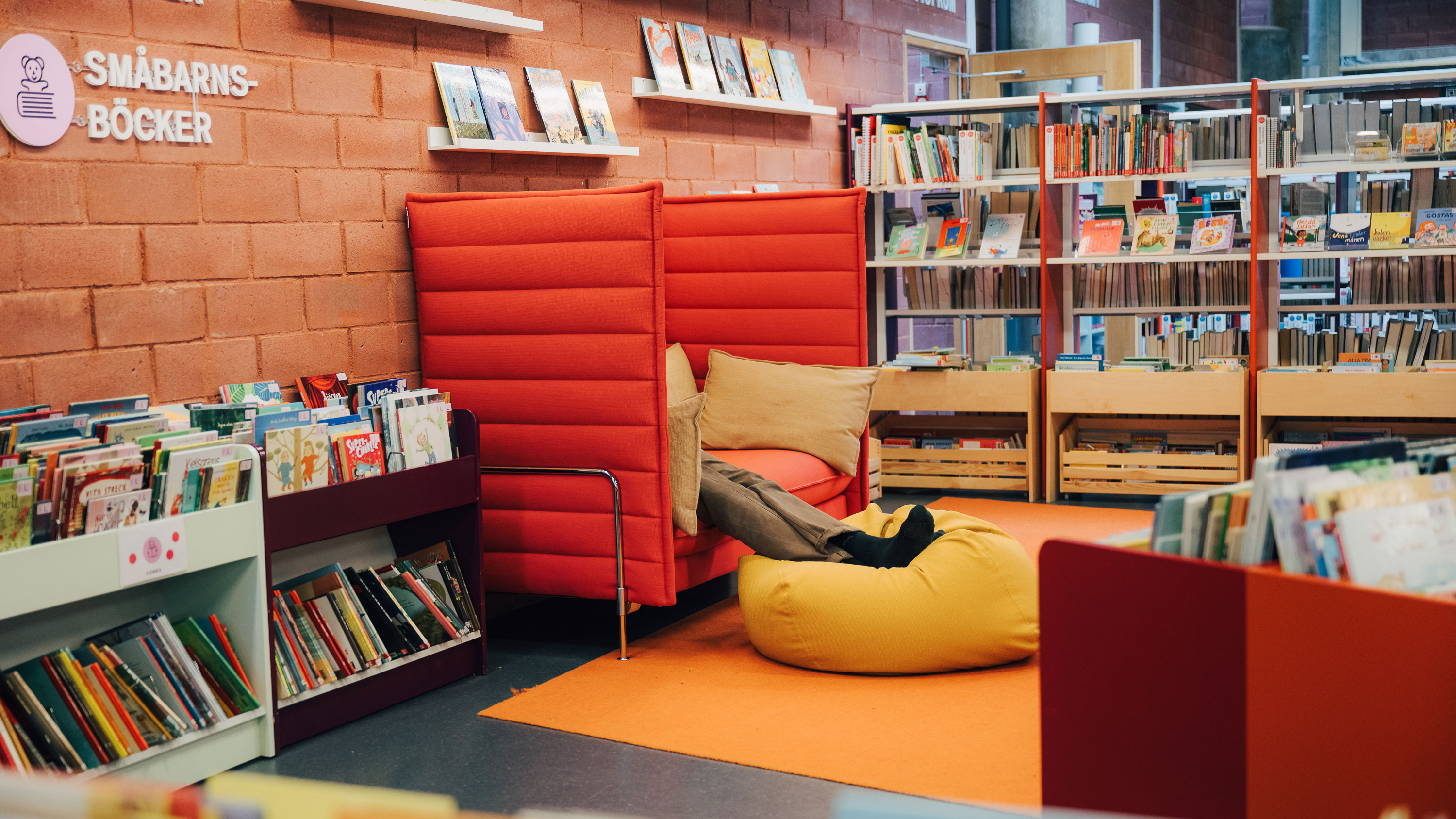 Barnavdelningen-på-Hallunda-bibliotek.jpg